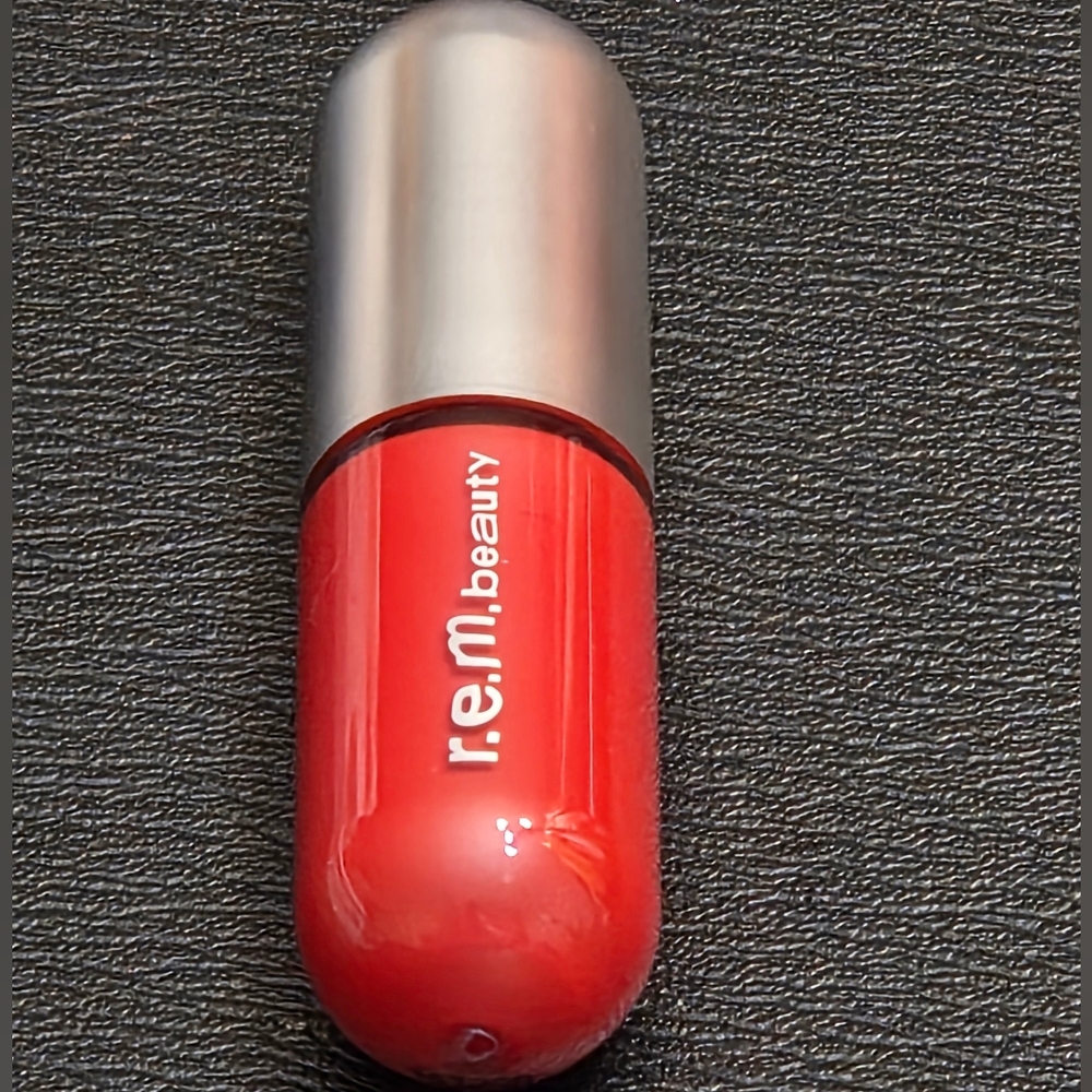 R.E.M. Beauty Liquid Lipstick In Topless (Vivid Warm Red Orange)